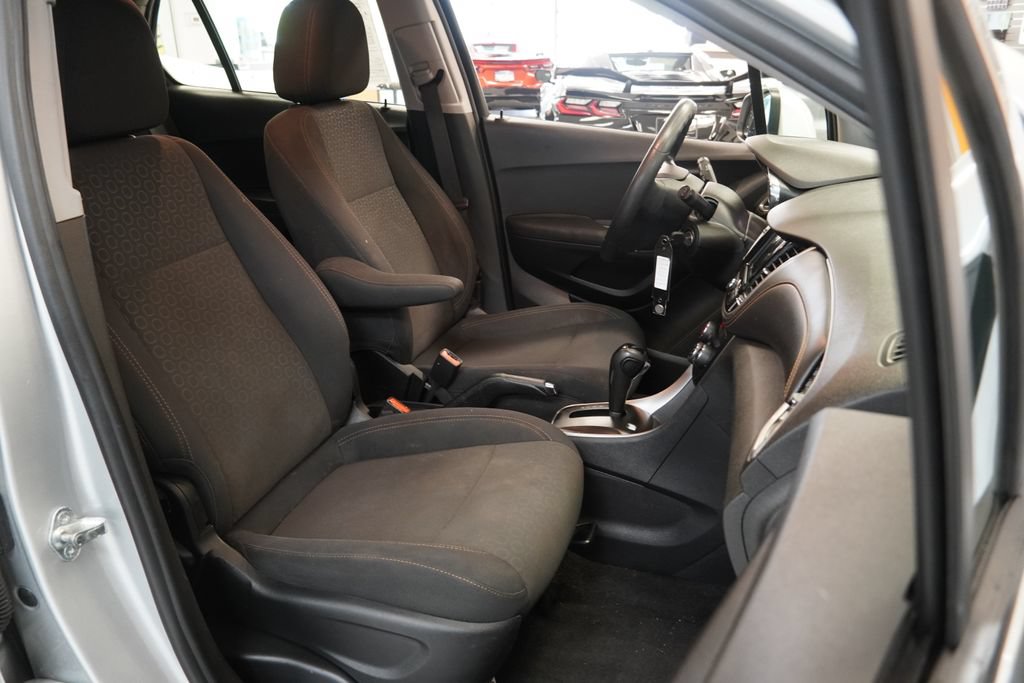 Used 2020 Chevrolet Trax LS AWD/4WD image 30