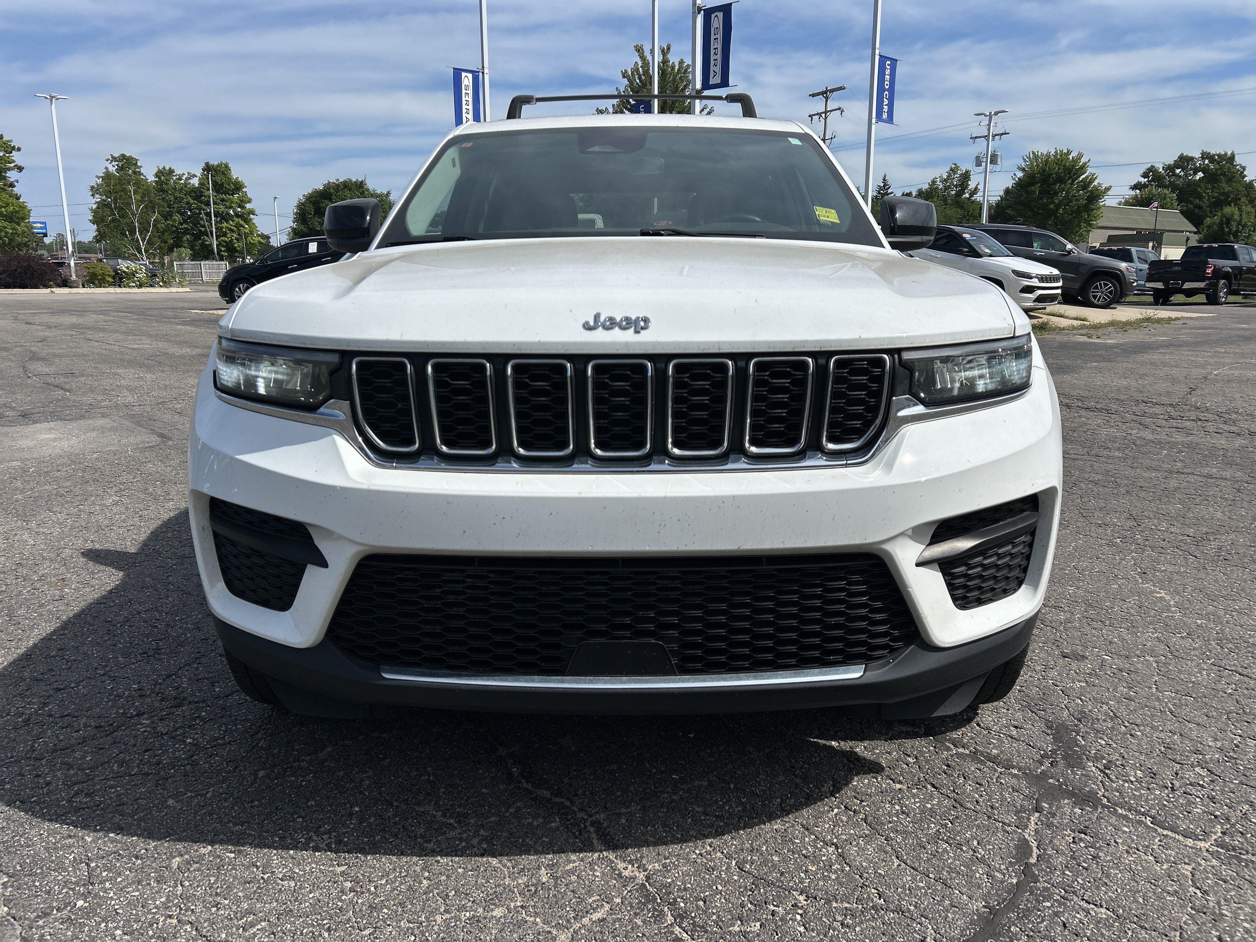 Used 2022 Jeep Grand Cherokee Laredo w/ Luxury Tech Group I AWD/4WD image 9