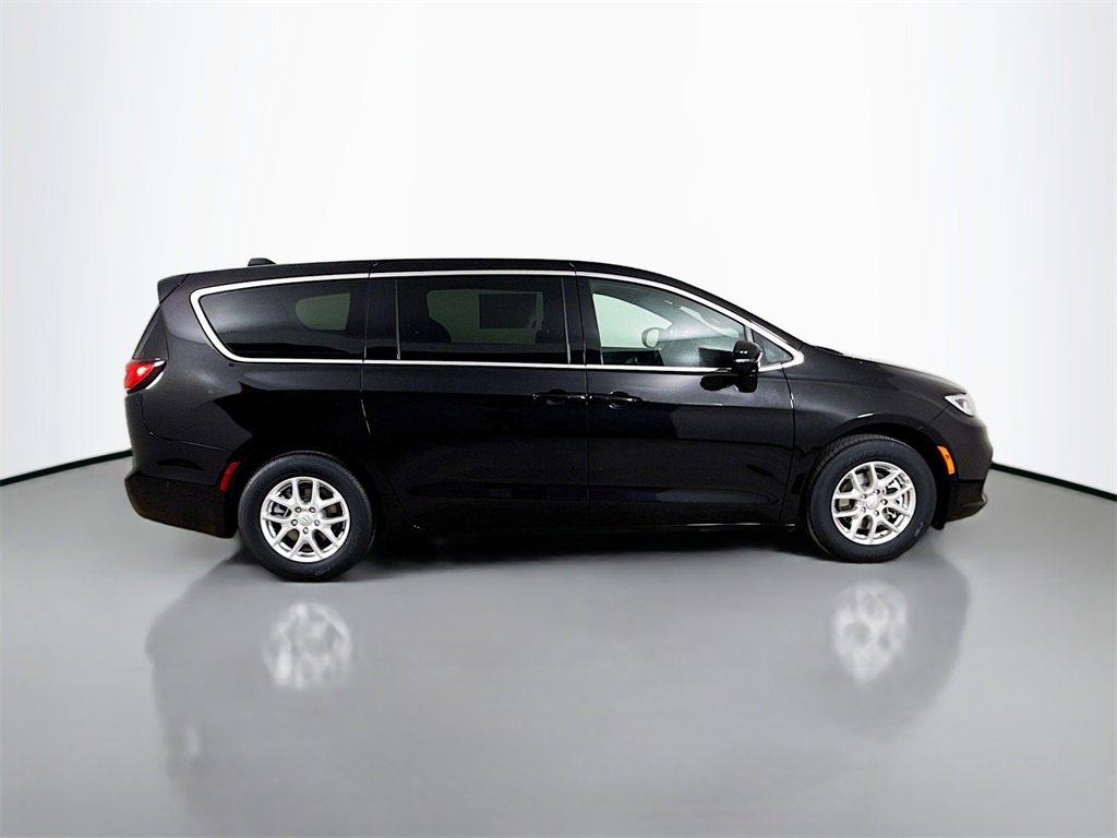New 2025 Chrysler Pacifica Select image 9