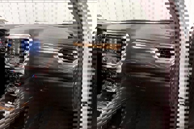 Used 2023 GMC Acadia SLE w/ Driver Convenience Package image 17