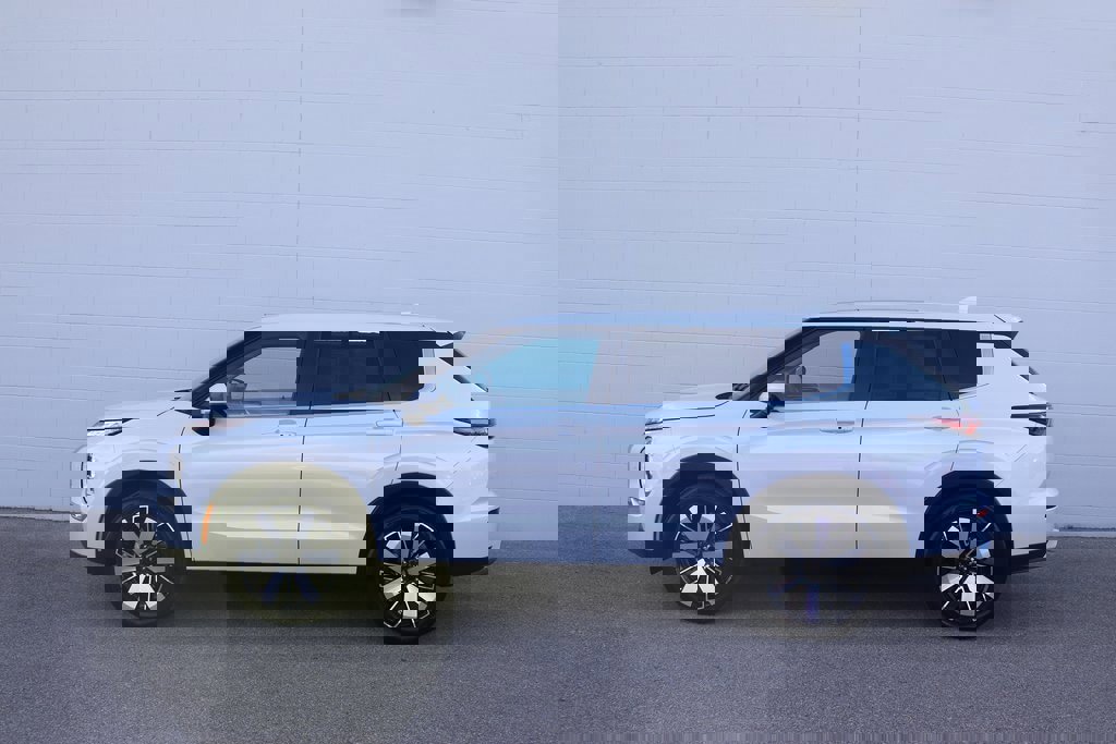 Used 2025 Mitsubishi Outlander SE image 27