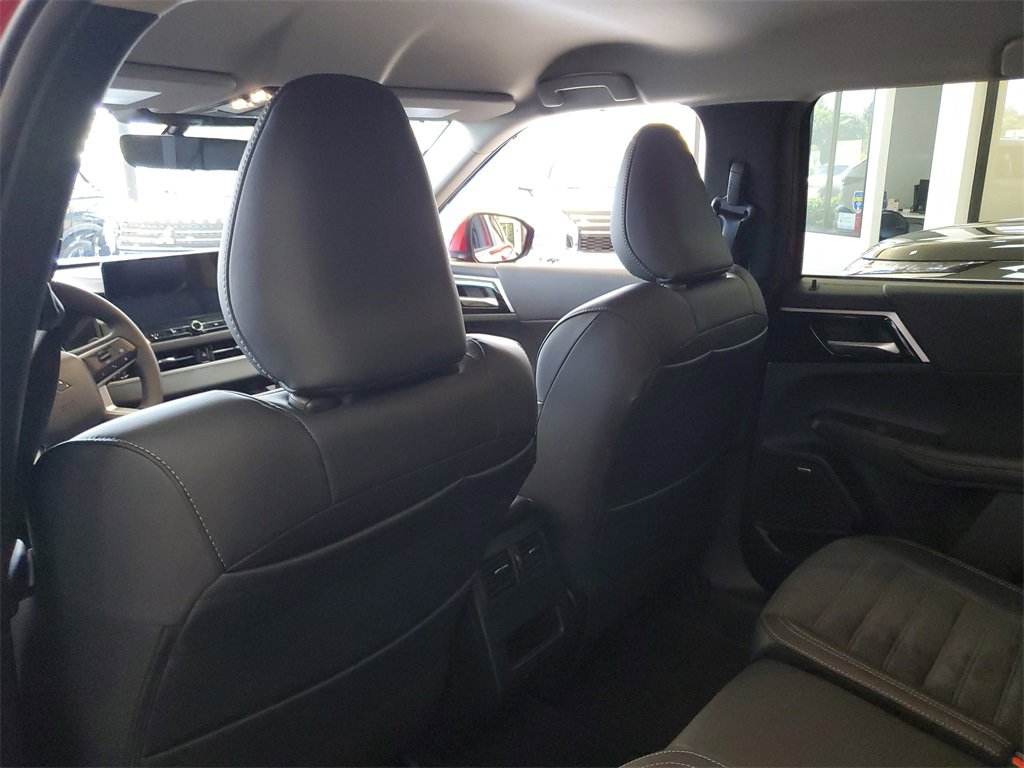 New 2025 Mitsubishi Outlander SE image 14