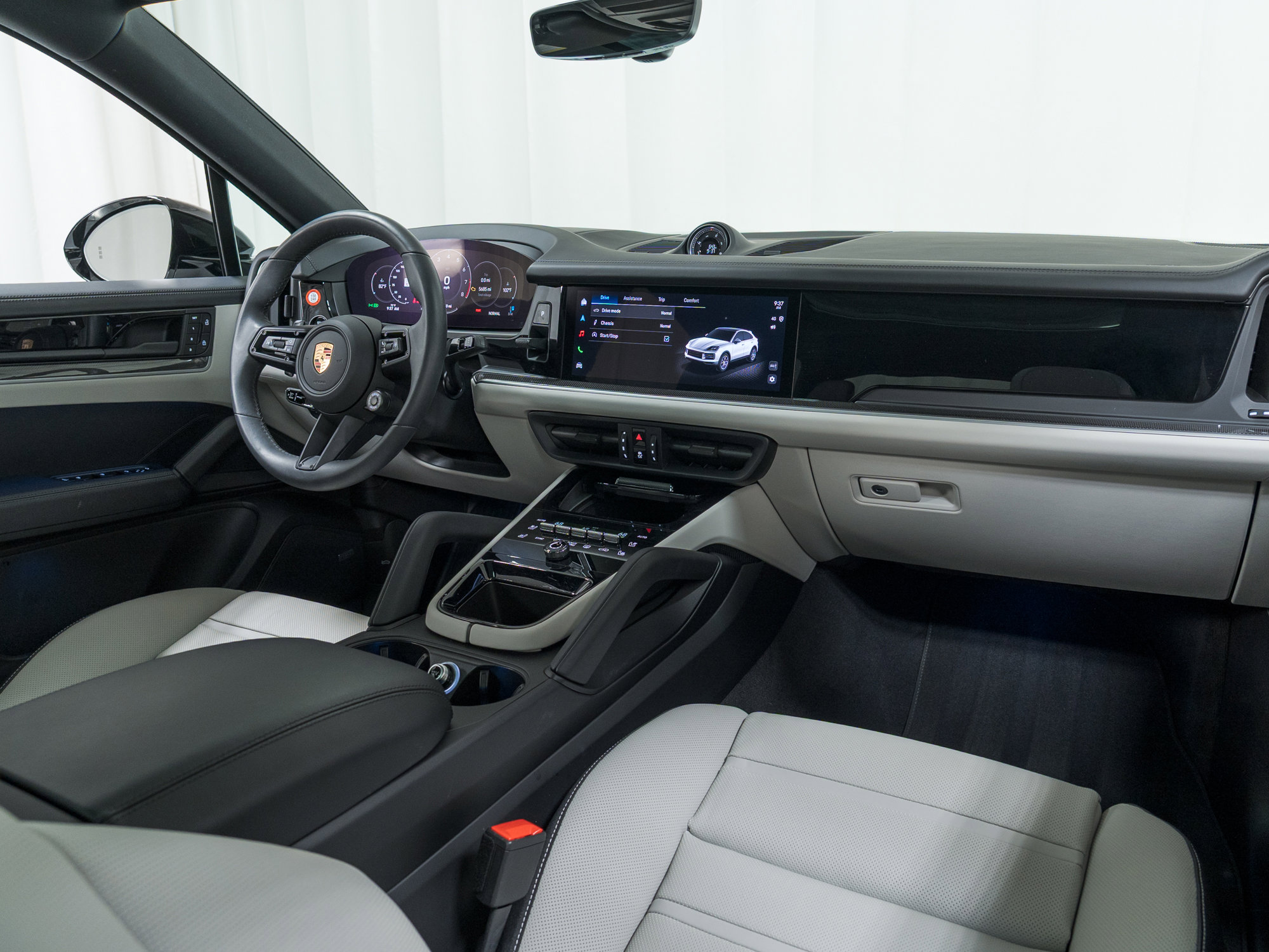 Used 2025 Porsche Cayenne S image 17