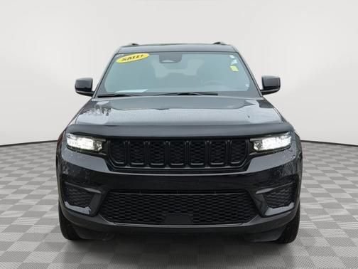 Used 2023 Jeep Grand Cherokee Altitude AWD/4WD image 7