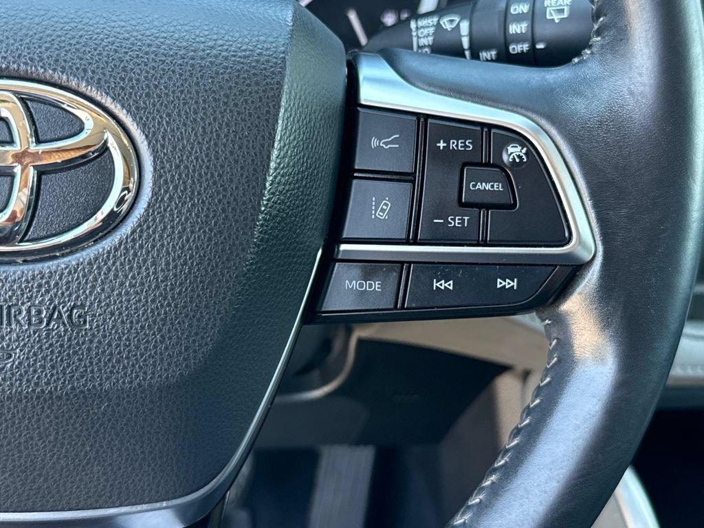 Used 2021 Toyota Highlander XLE FWD image 17