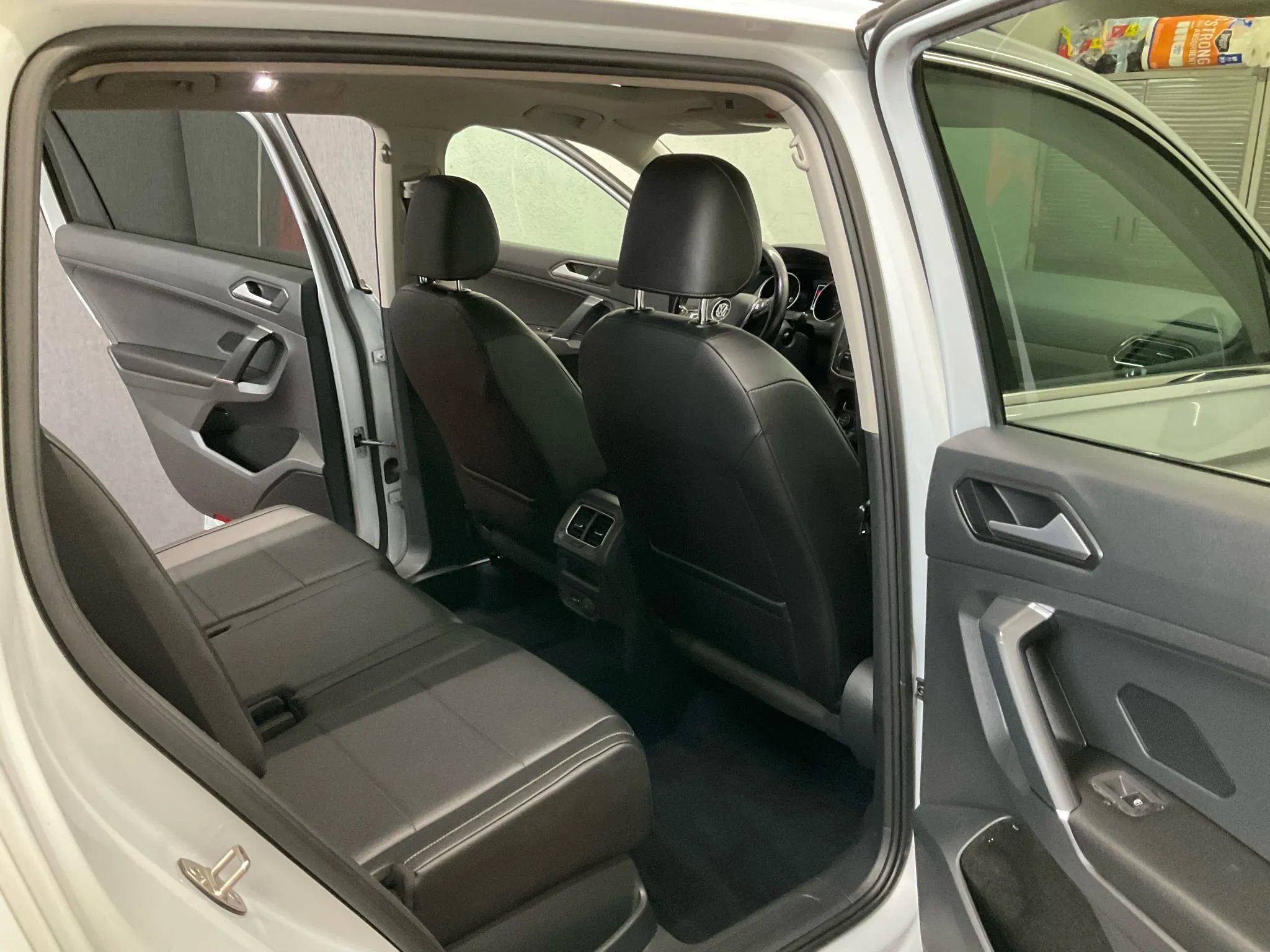 Used 2018 Volkswagen Tiguan SE w/ Panoramic Sunroof Package image 15