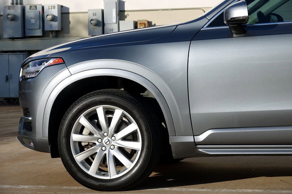 Used 2016 Volvo XC90 T6 Momentum w/ Momentum Plus Package AWD/4WD image 23