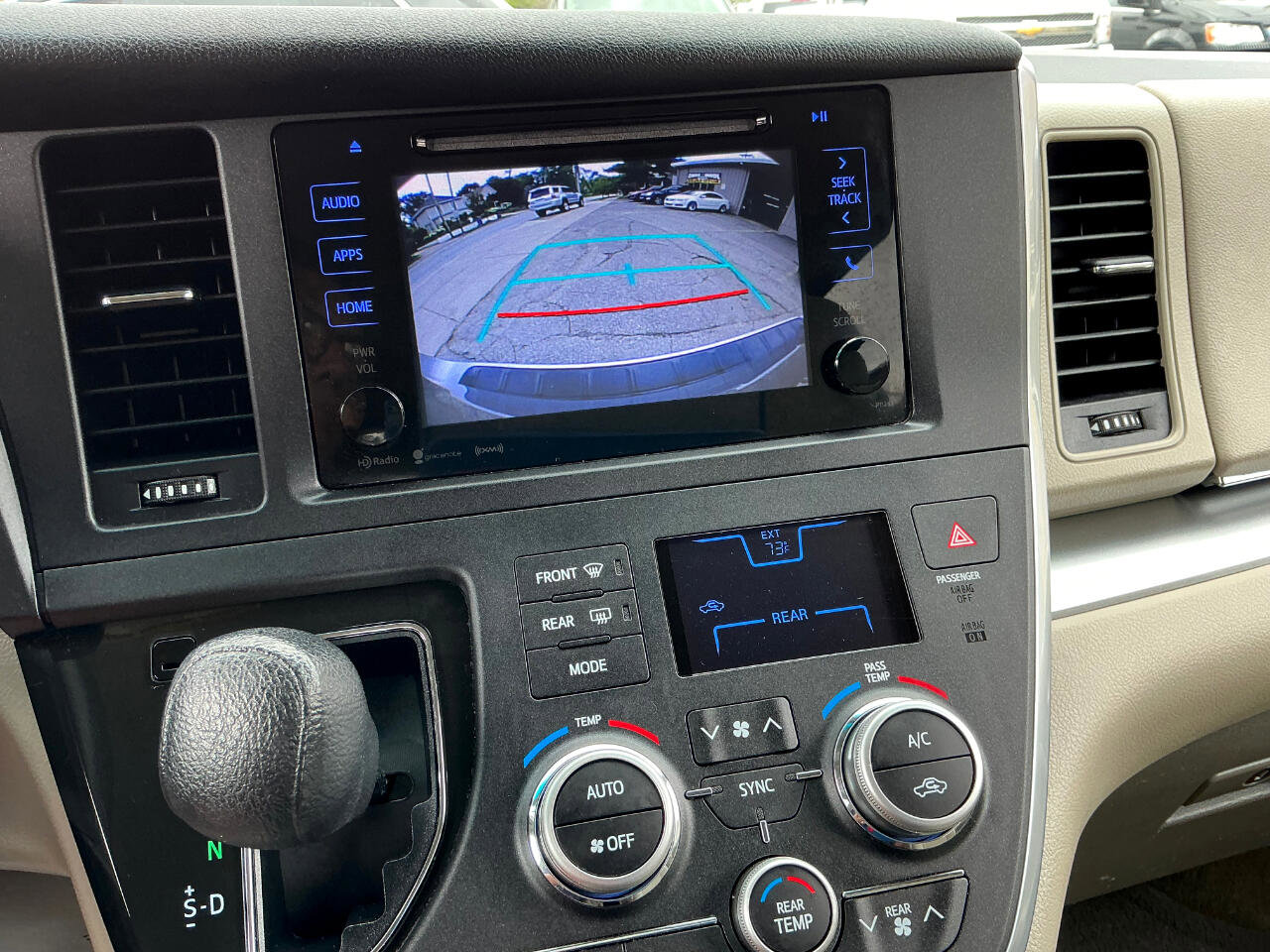 Used 2017 Toyota Sienna LE image 25