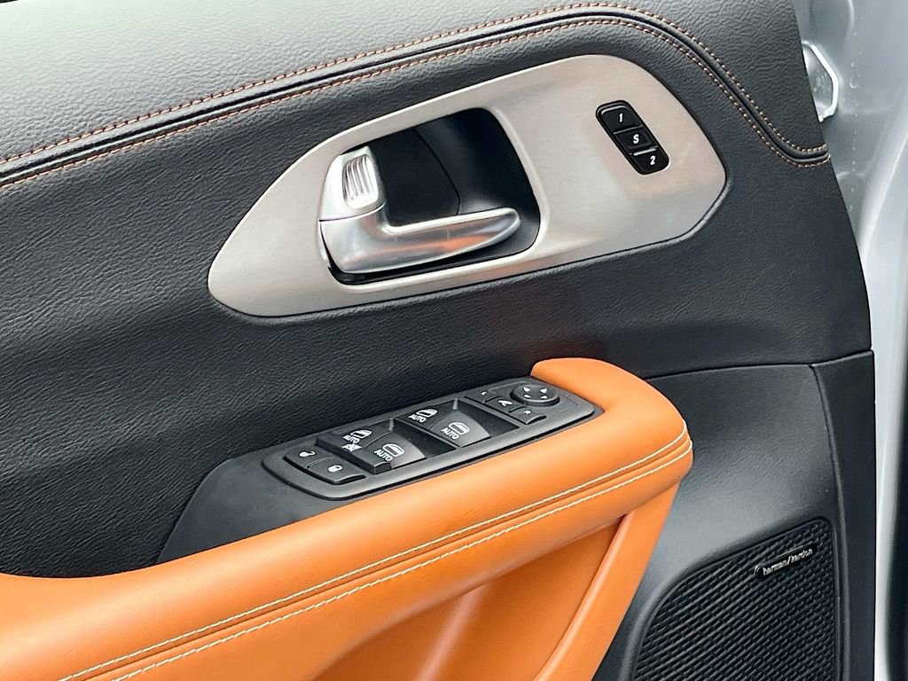 New 2026 Chrysler Pacifica Pinnacle FWD image 17
