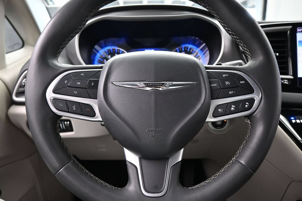 Used 2023 Chrysler Pacifica Touring-L FWD image 23