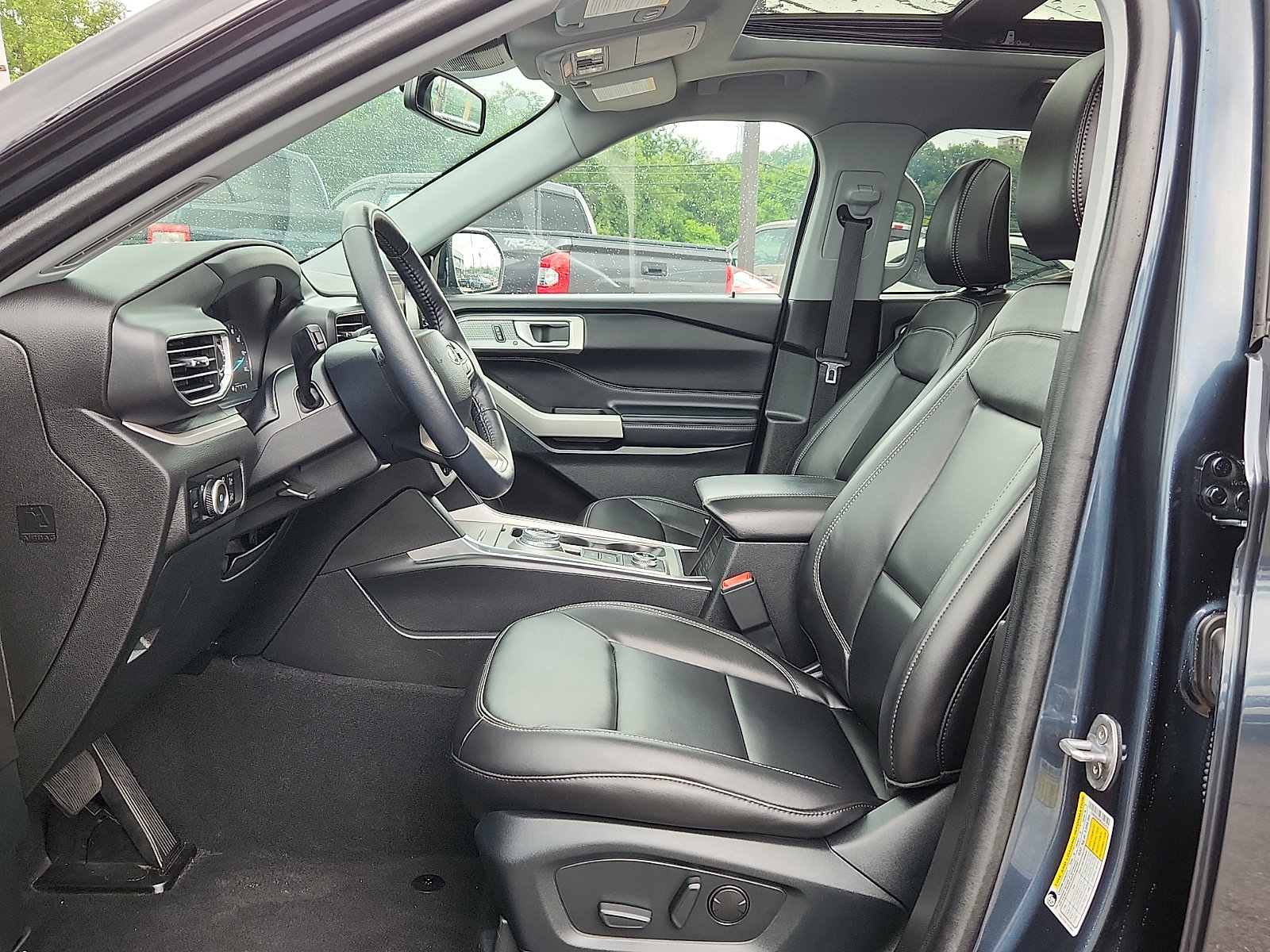 Used 2023 Ford Explorer XLT w/ Equipment Group 202A AWD/4WD image 13