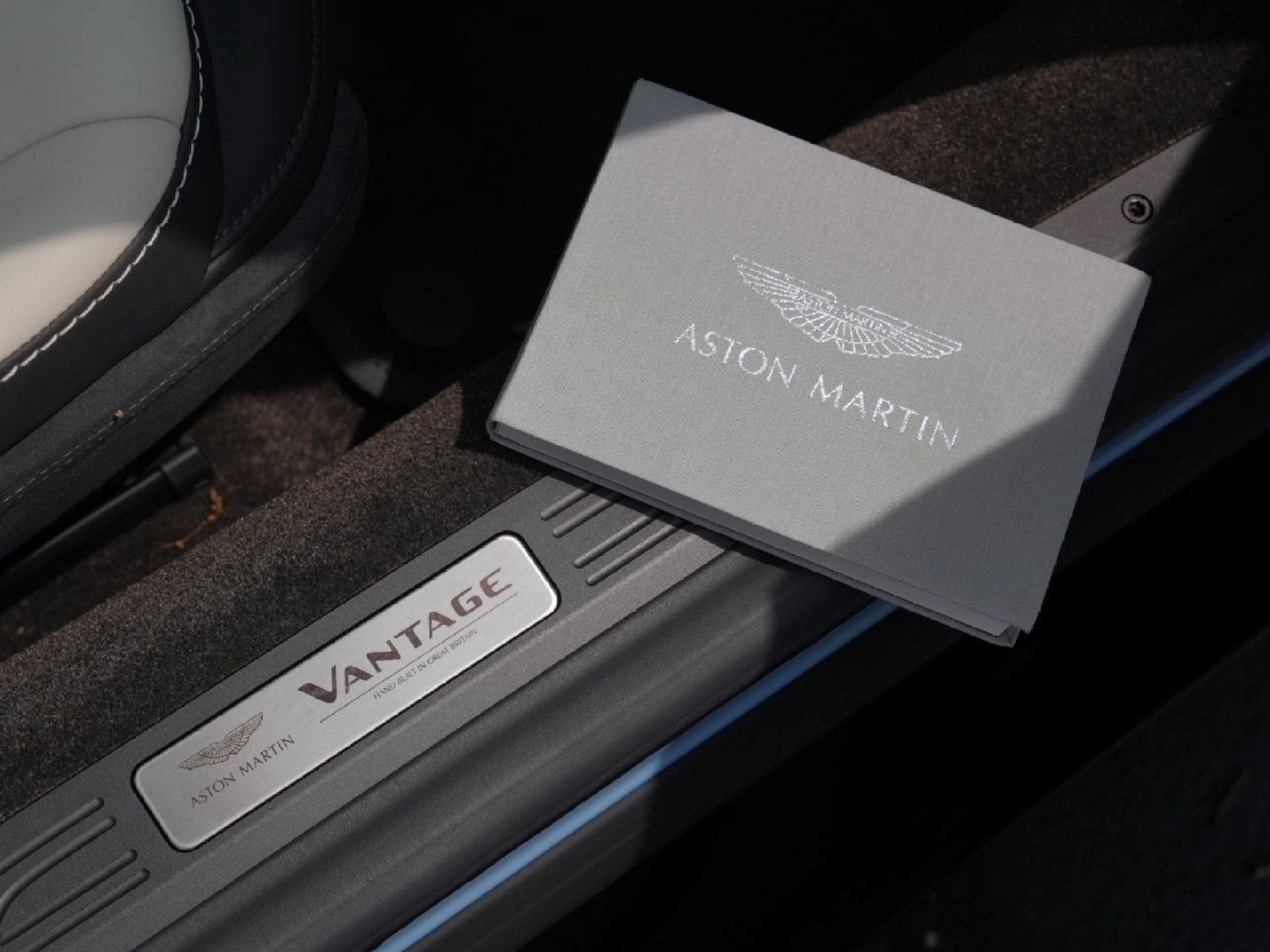 Used 2023 Aston Martin V8 Vantage Roadster RWD image 22