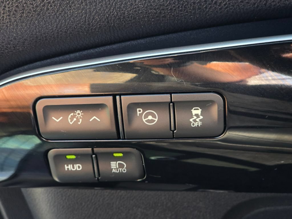 Used 2017 Toyota Prius Four w/ Premium Convenience Package FWD image 24