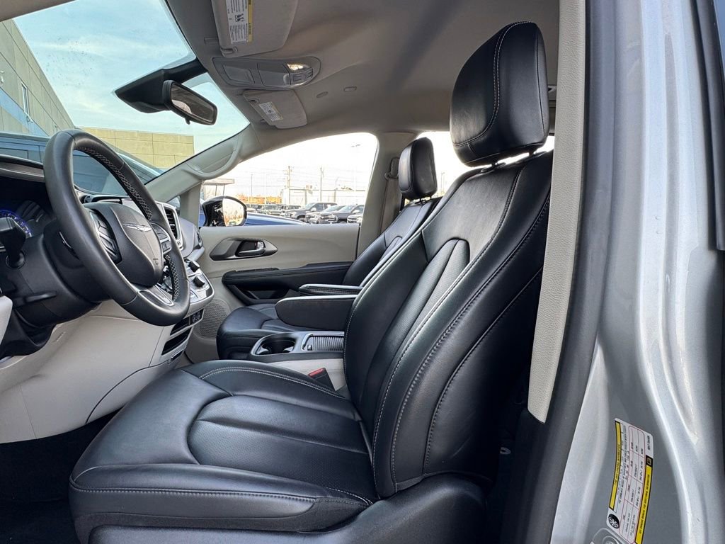 Used 2024 Chrysler Pacifica Touring-L image 20