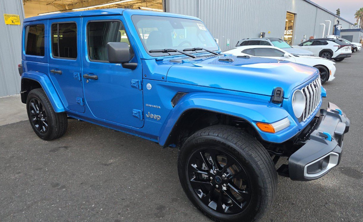Used 2024 Jeep Wrangler Unlimited Sahara w/ Technology Group AWD/4WD image 2
