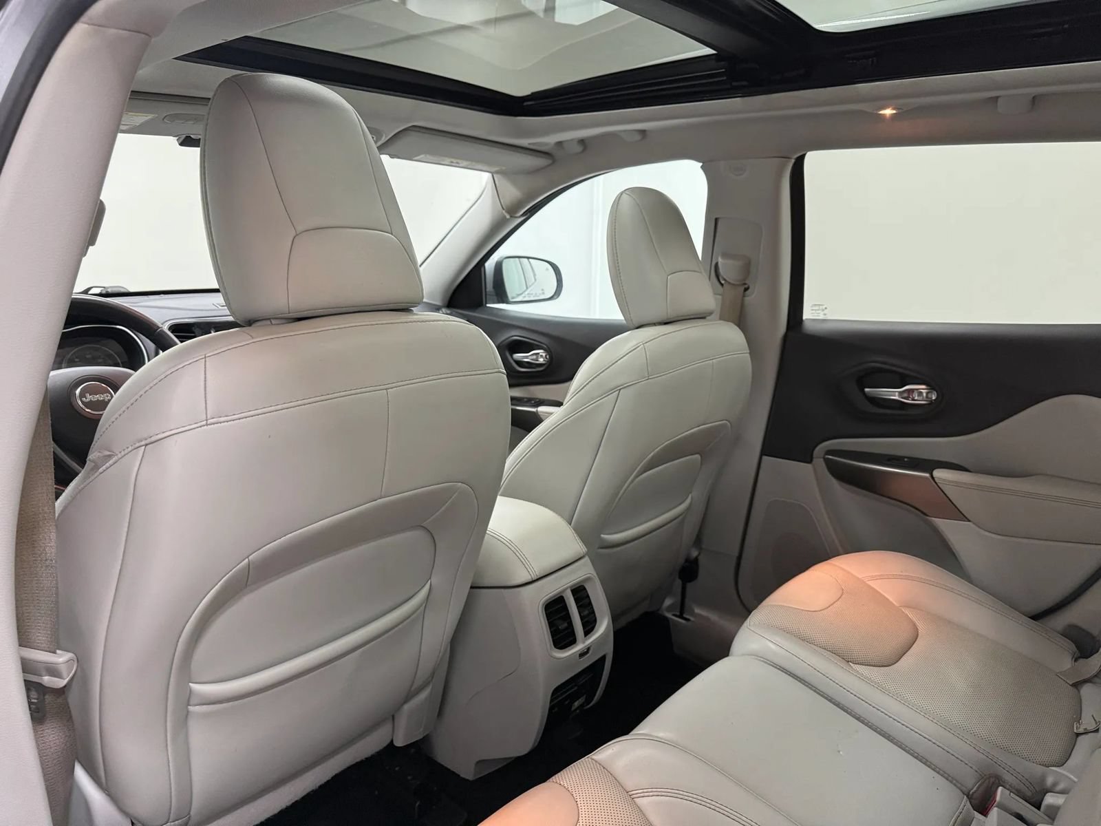 Used 2019 Jeep Cherokee Limited w/ Luxury Group AWD/4WD image 18