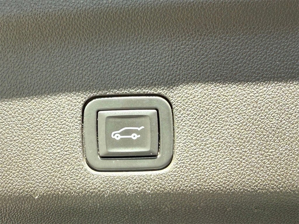 Used 2021 Chevrolet Suburban RST w/ Luxury Package image 19