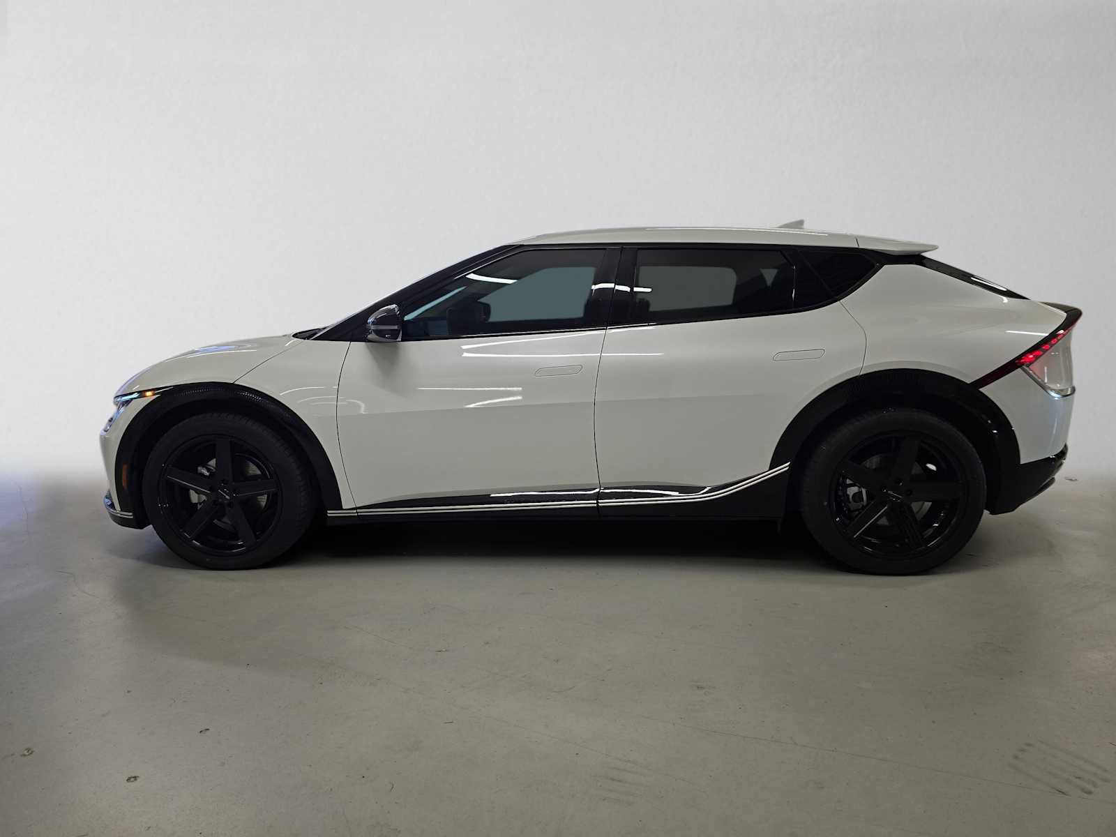 Used 2023 Kia EV6 Wind AWD/4WD image 2