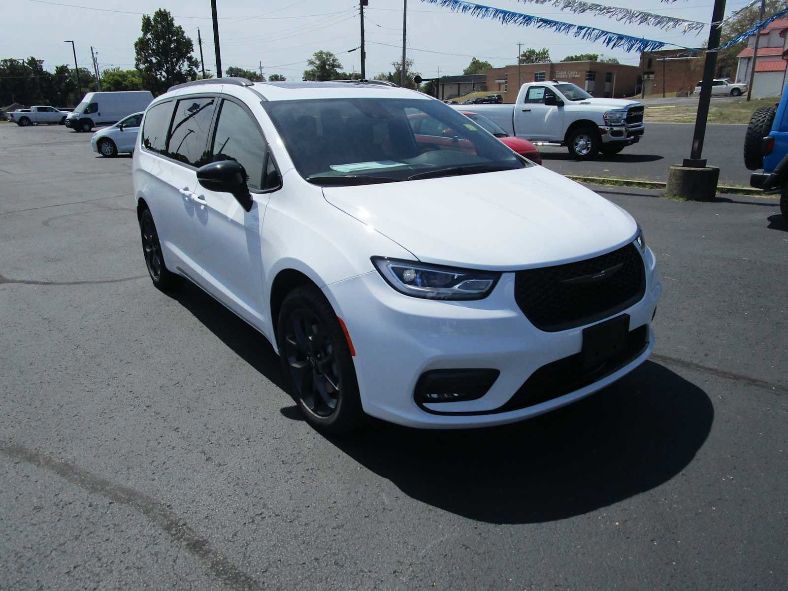 New 2026 Chrysler Pacifica Limited w/ Uconnect Theater Family Group image 4