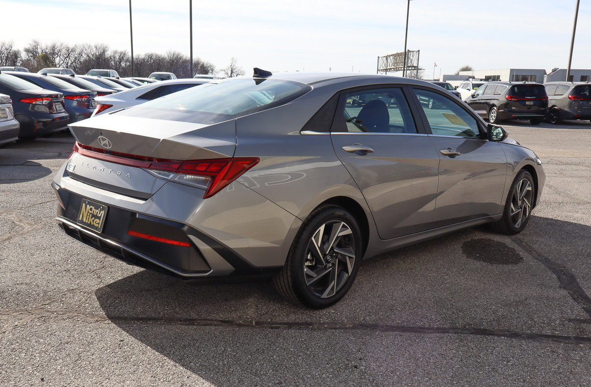 Used 2025 Hyundai Elantra SEL FWD image 4