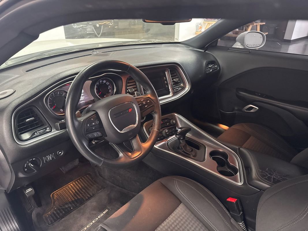 Used 2016 Dodge Challenger SXT w/ Driver Convenience Group image 8