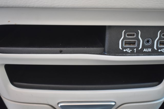 Used 2024 Chrysler Pacifica Limited FWD image 30