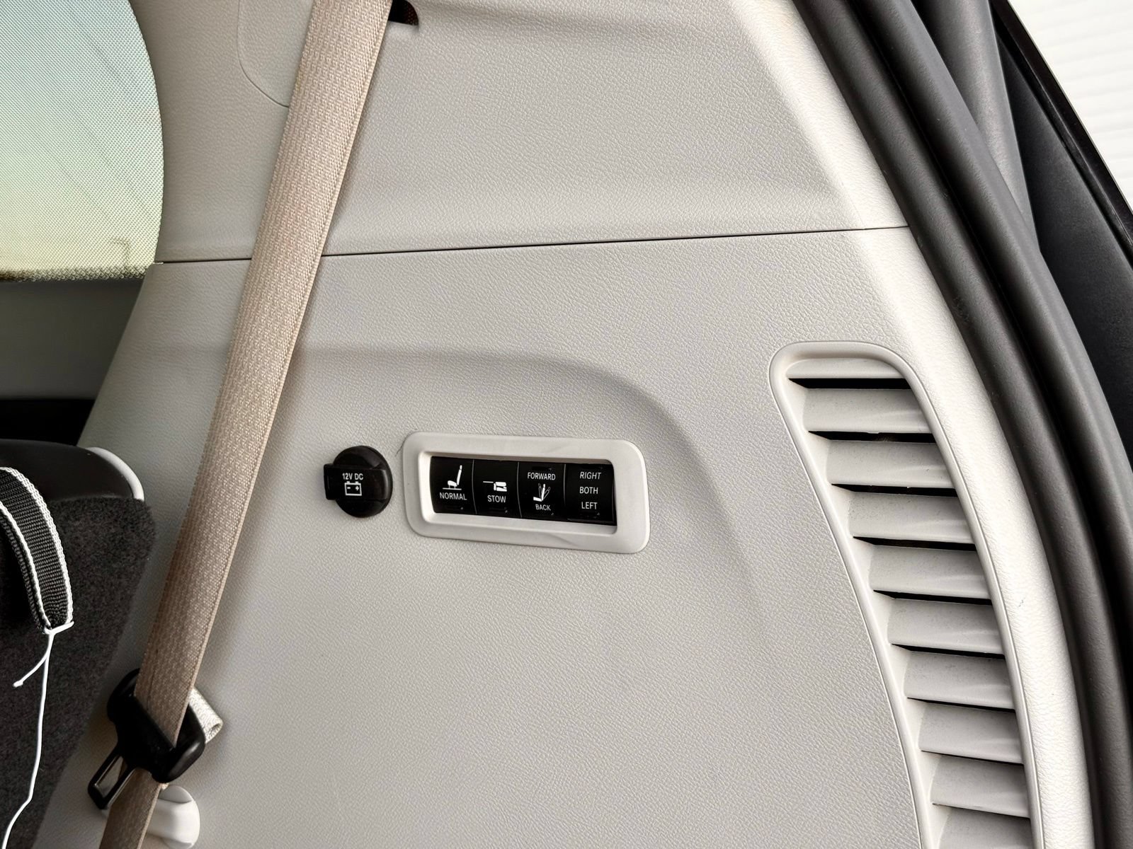 Used 2022 Chrysler Pacifica Limited FWD image 56