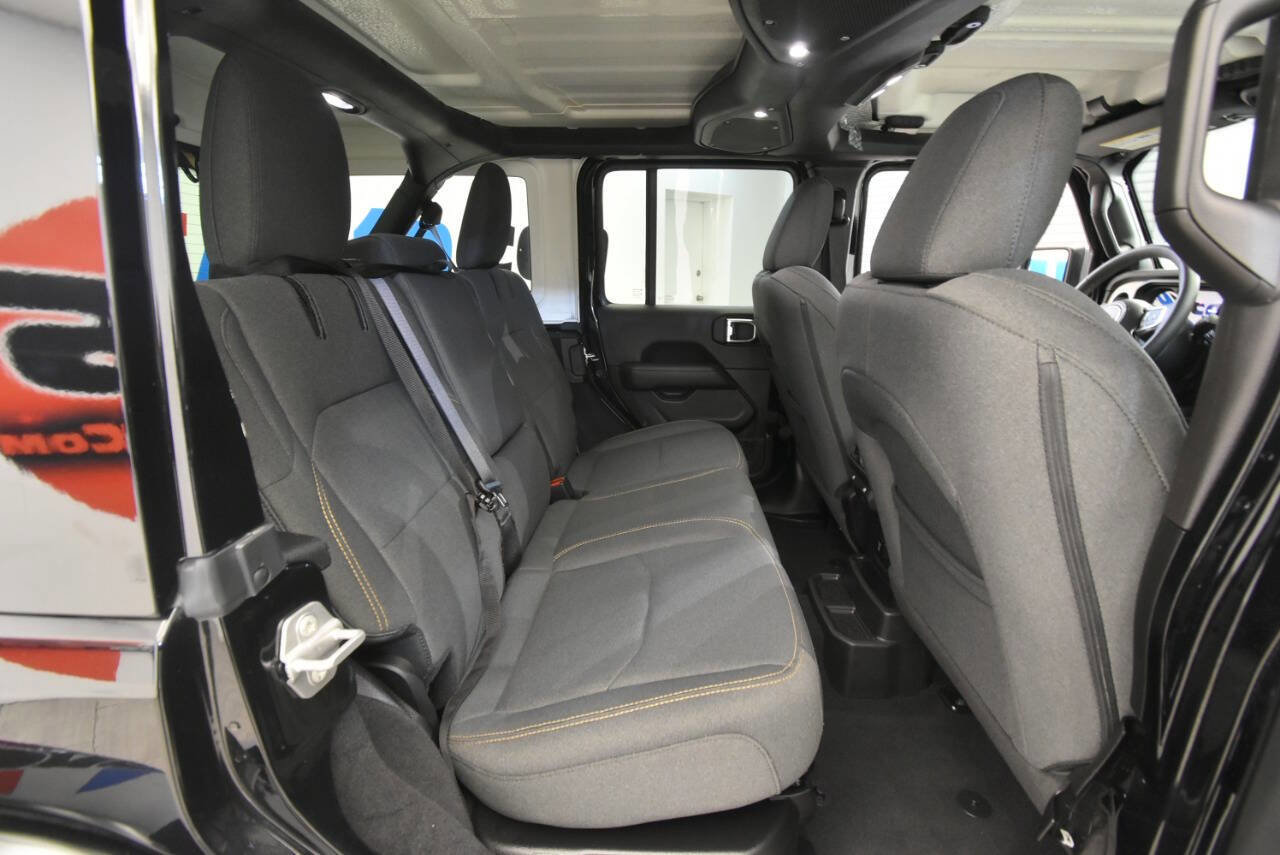 Used 2025 Jeep Wrangler Unlimited Sahara w/ Safety Group image 16