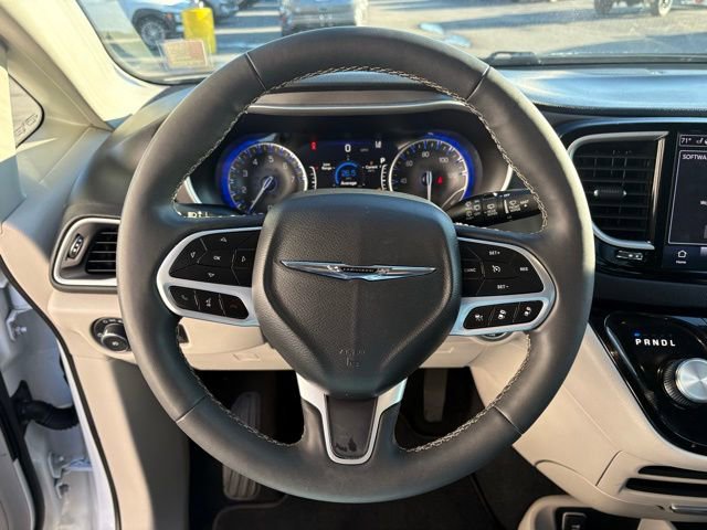 Used 2024 Chrysler Pacifica Touring-L image 14
