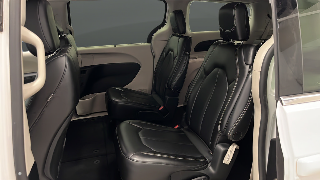 Used 2023 Chrysler Pacifica Touring-L FWD image 23