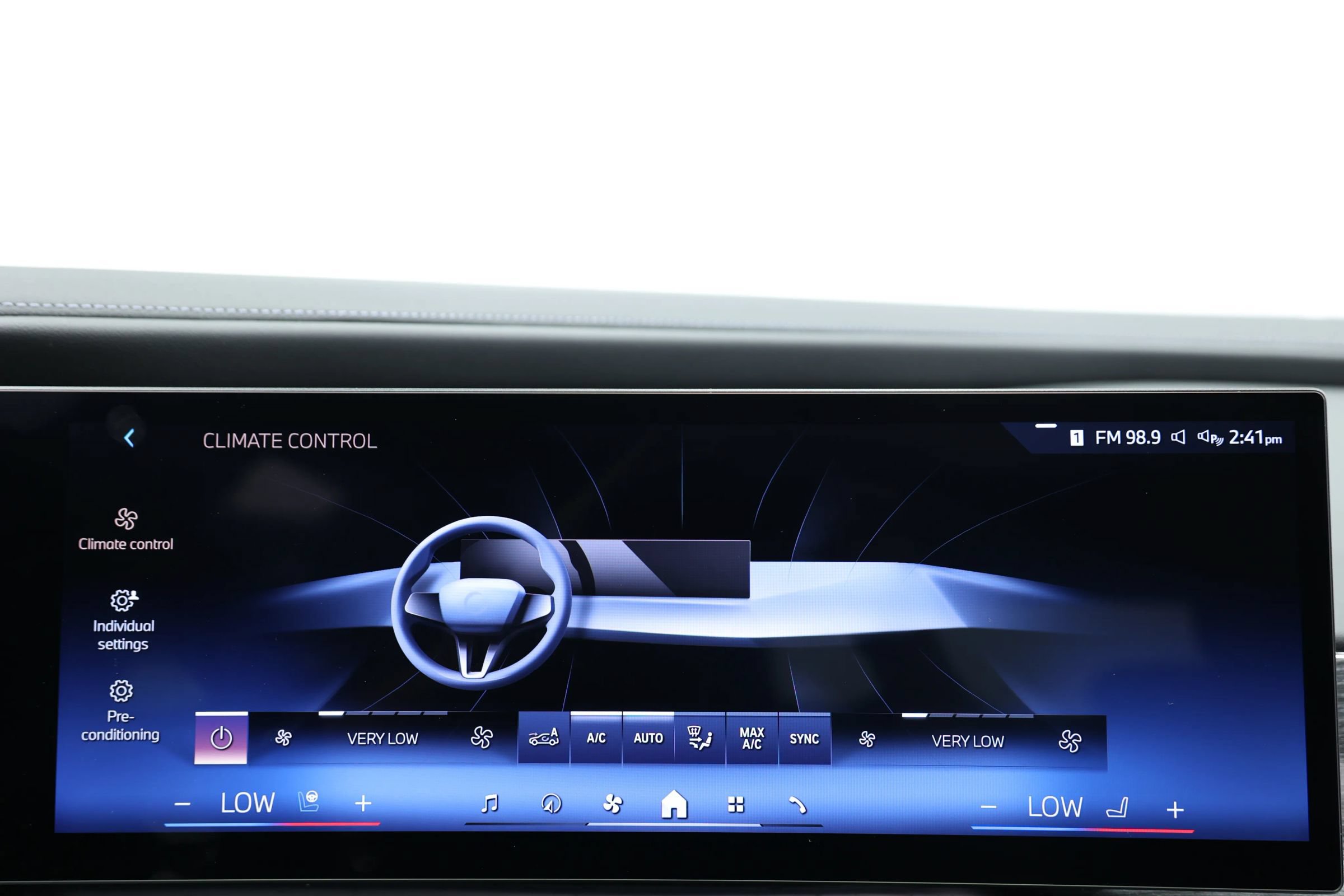 Used 2023 BMW 740i w/ Parking Assistance Package RWD image 31