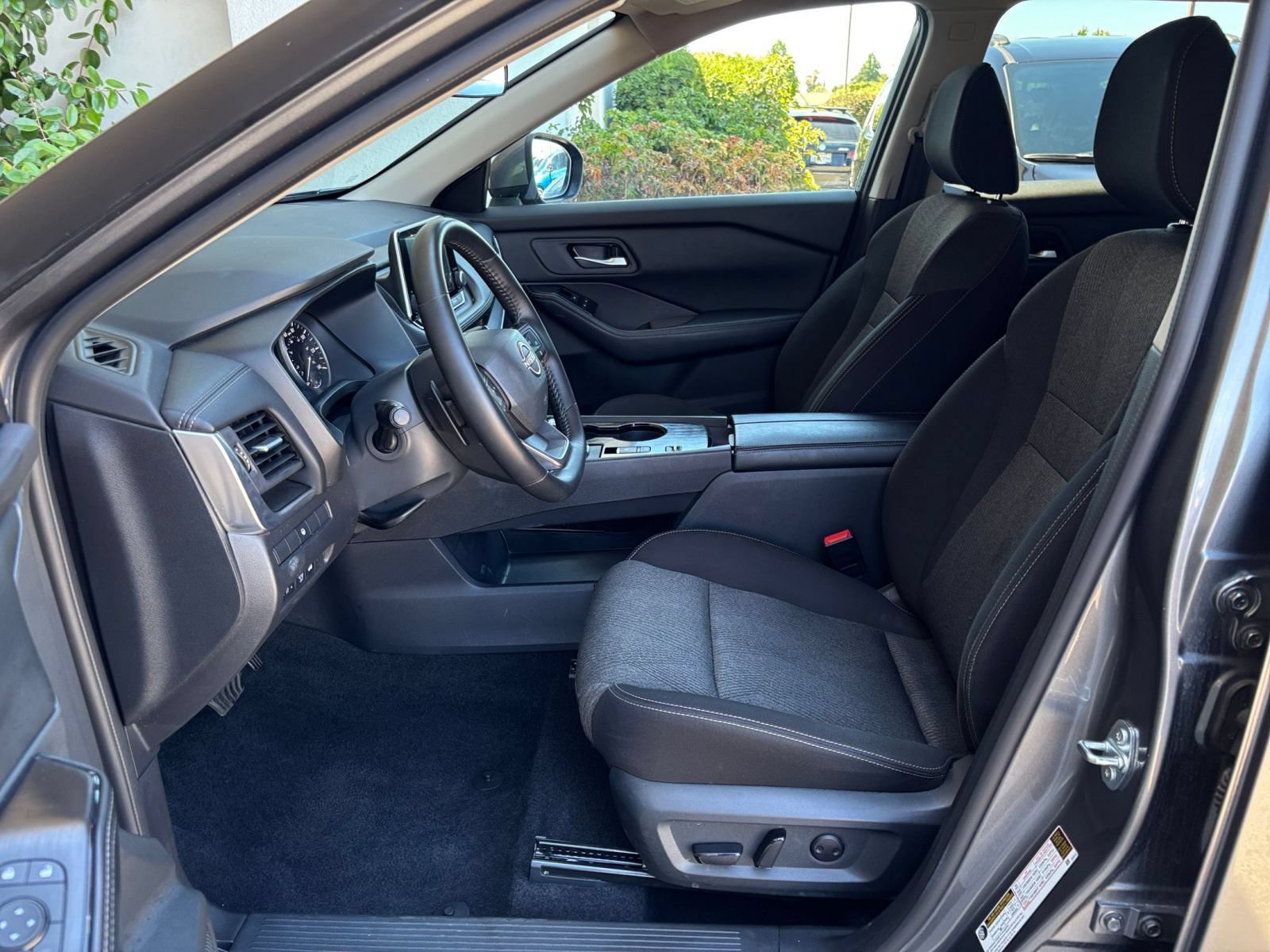 Used 2025 Nissan Rogue SV FWD image 28
