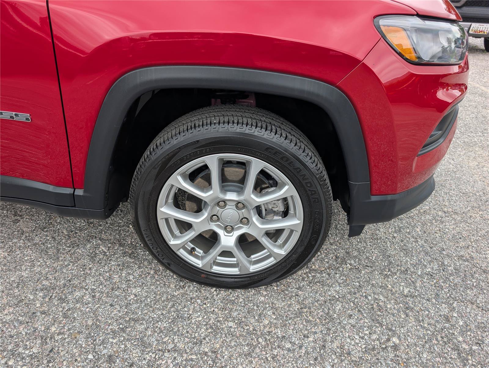Used 2024 Jeep Compass Latitude w/ Sun and Sound Group AWD/4WD image 10