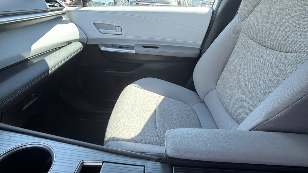 Used 2025 Toyota Sienna LE FWD image 21