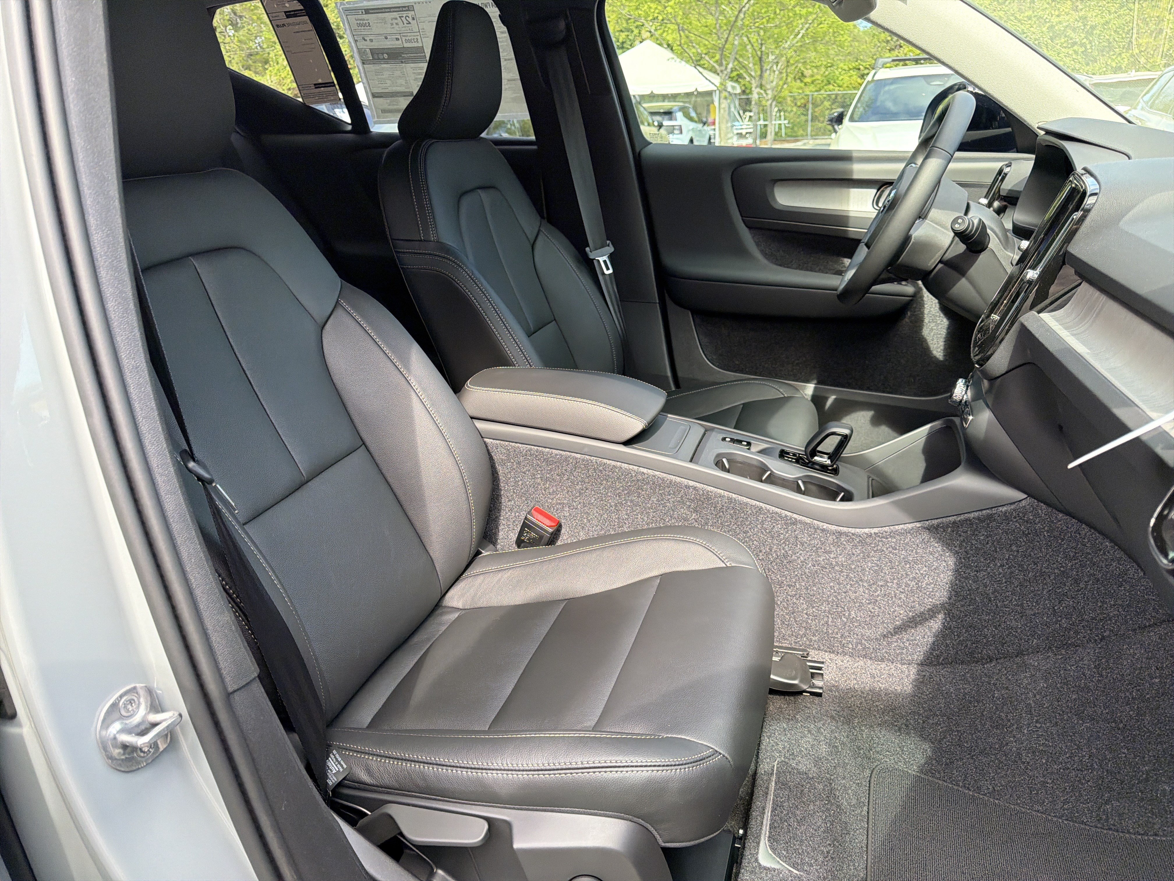 New 2026 Volvo XC40 B4 Core w/ Climate Package FWD image 21