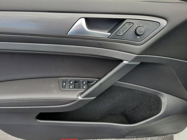 Used 2021 Volkswagen Golf 4-Door image 20