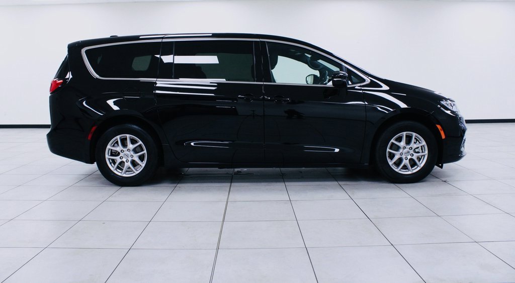 Used 2025 Chrysler Pacifica Select image 8