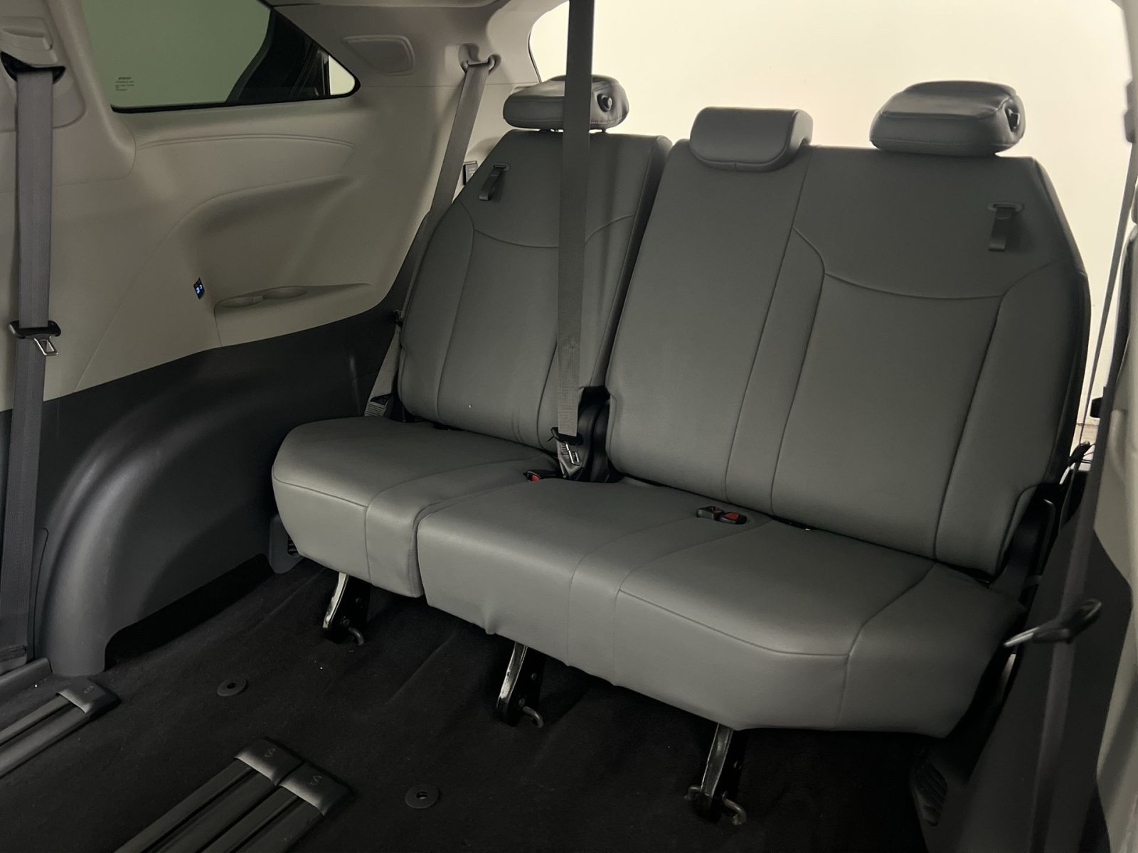 Used 2024 Toyota Sienna XLE w/ XLE Plus Package FWD image 25