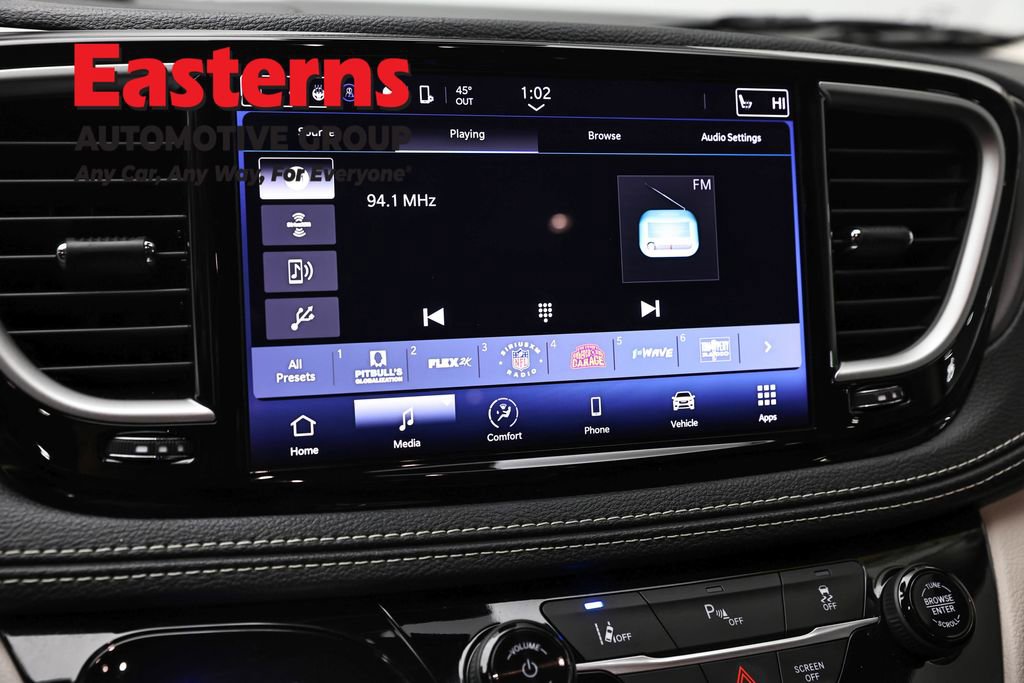 Used 2023 Chrysler Pacifica Touring-L FWD image 19