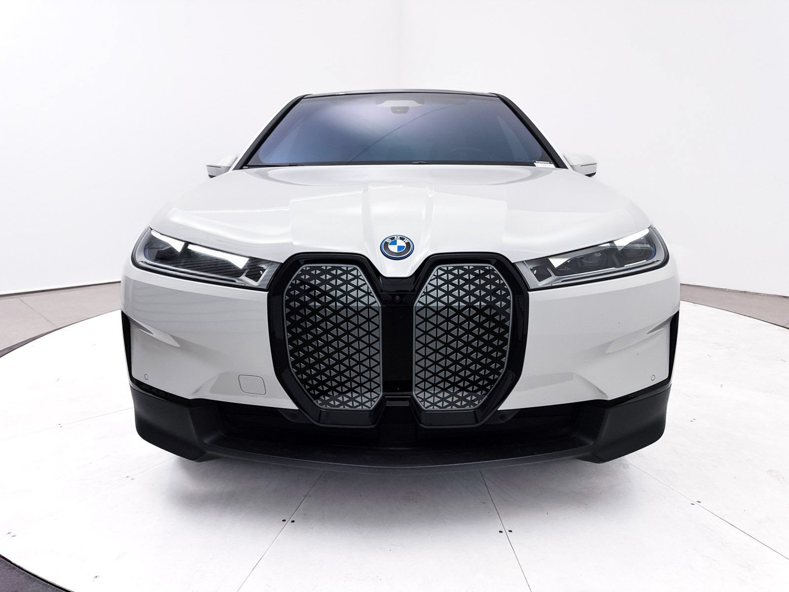 Used 2024 BMW iX xDrive50 w/ Premium Package AWD/4WD image 12