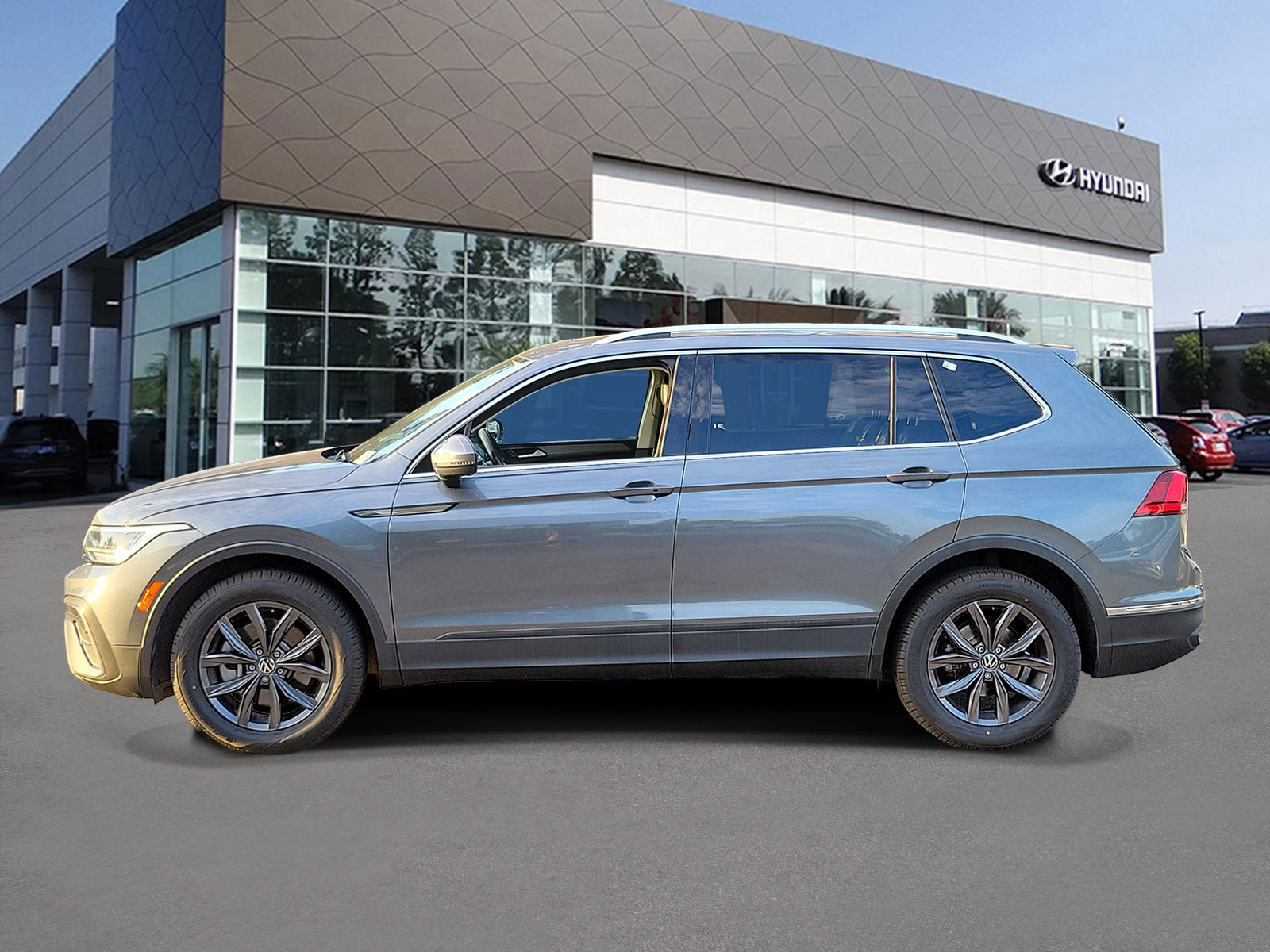 Used 2022 Volkswagen Tiguan SE FWD image 3