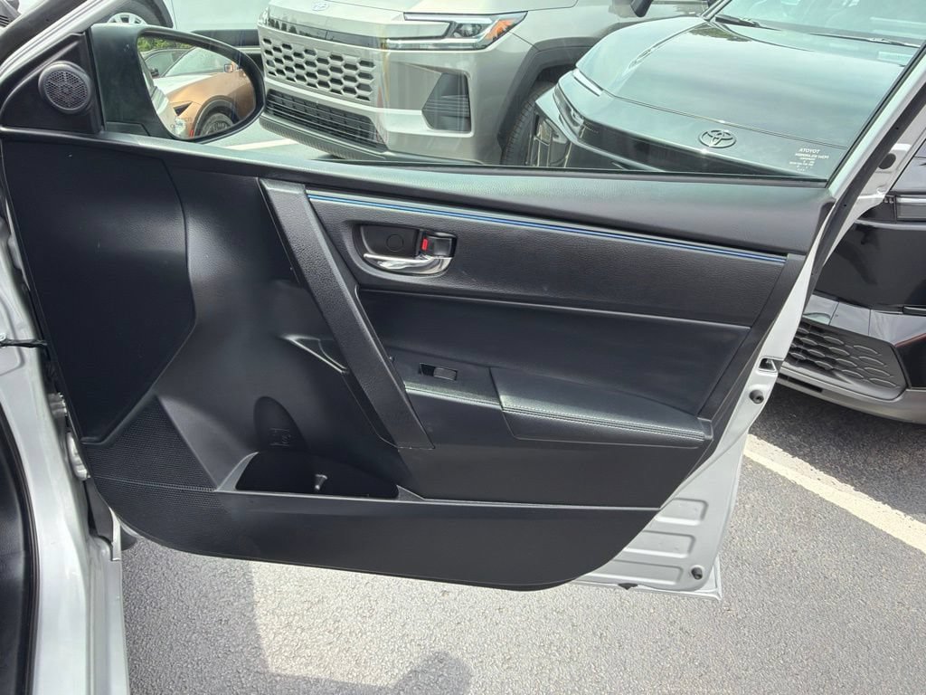 Used 2017 Toyota Corolla SE w/ Carpet Mat Package (TMS) FWD image 9