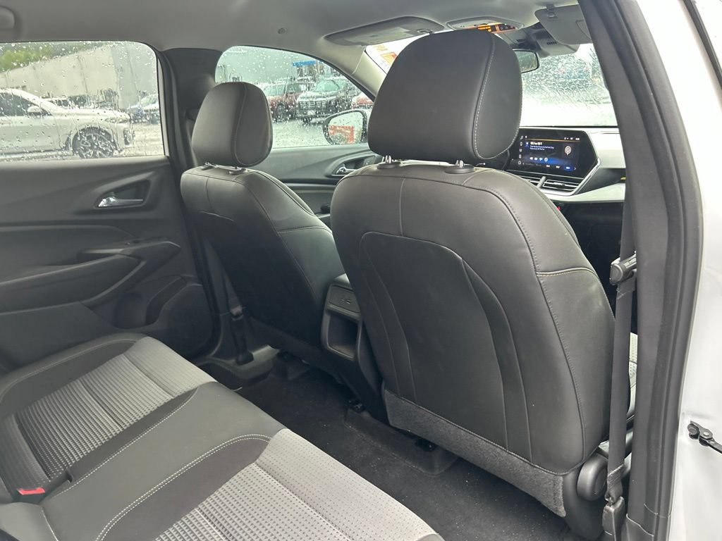 Used 2025 Chevrolet Trax LT w/ Driver Confidence Package FWD image 28