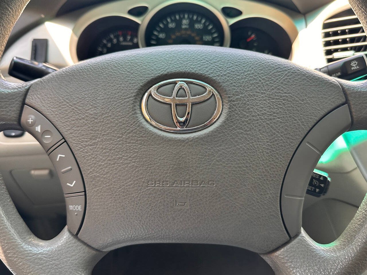 Used 2005 Toyota Highlander 2WD V6 w/ 3rd Row image 17