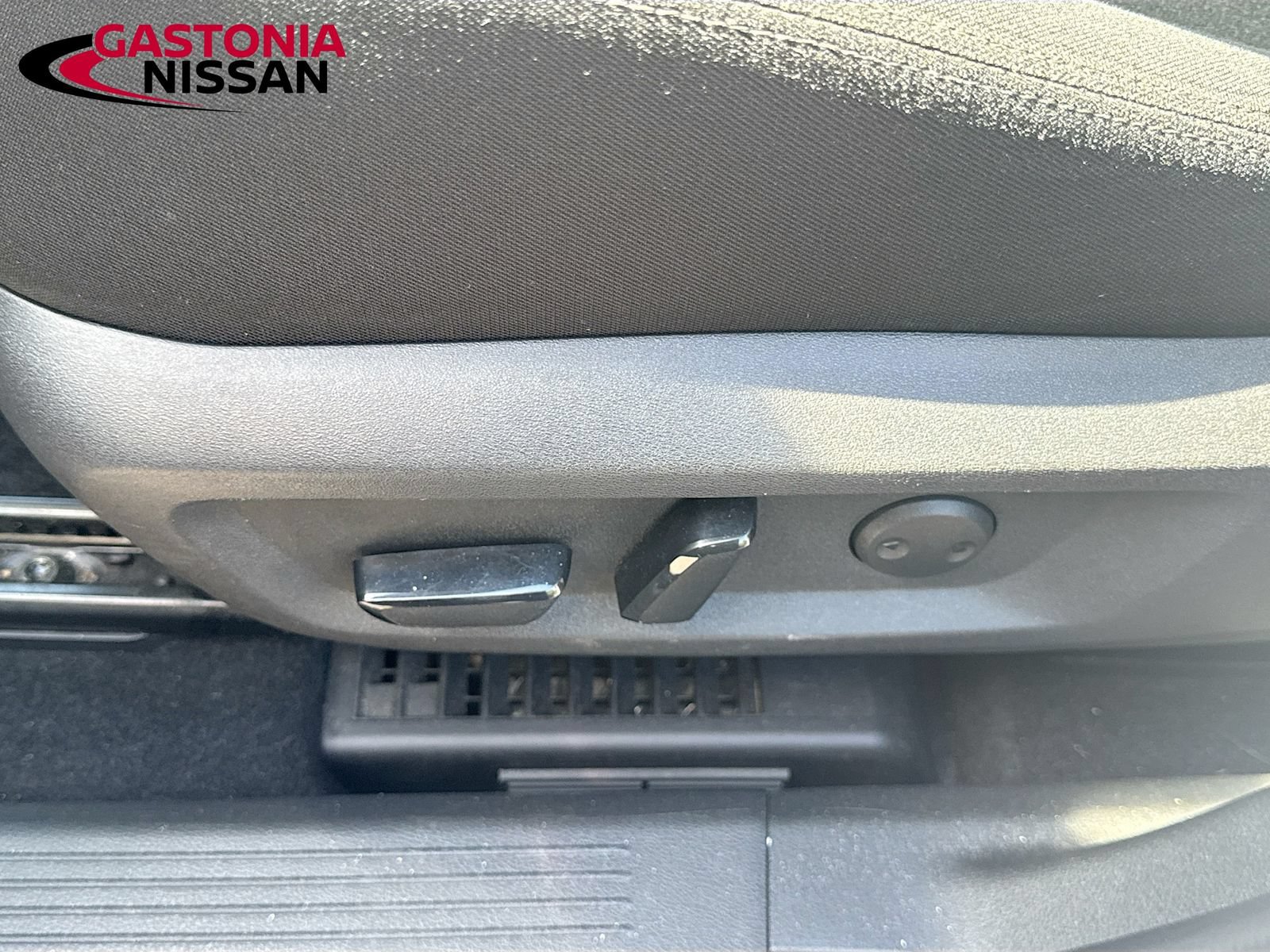 Used 2024 Nissan Rogue SV AWD/4WD image 25