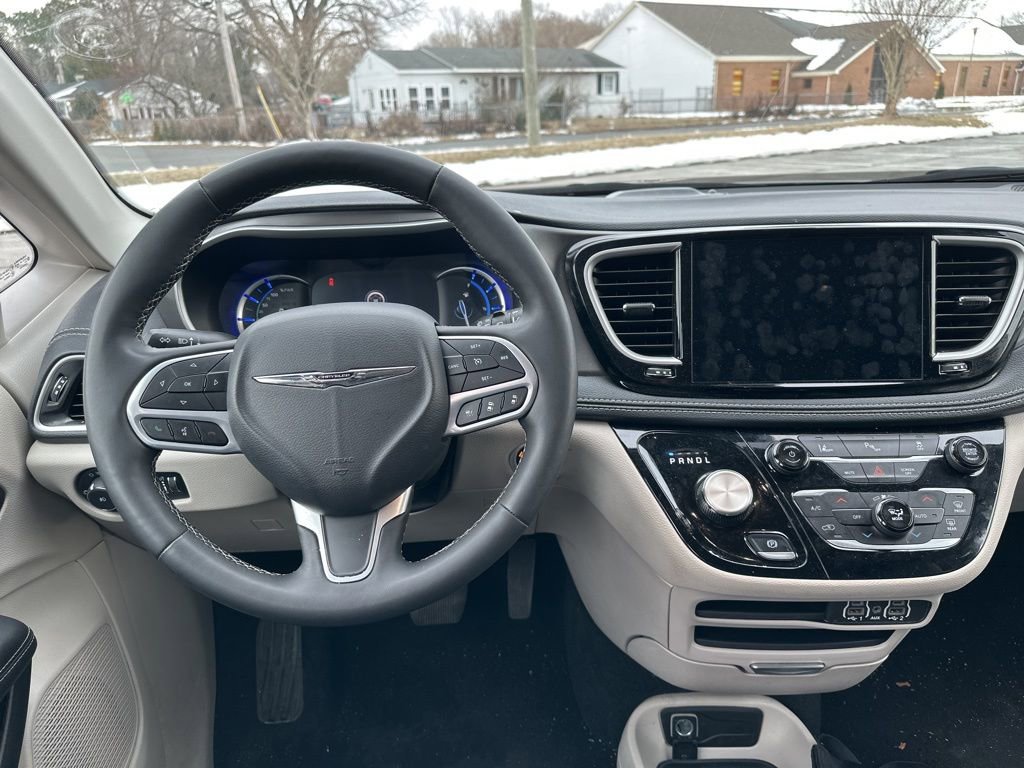 Used 2024 Chrysler Pacifica Select image 13