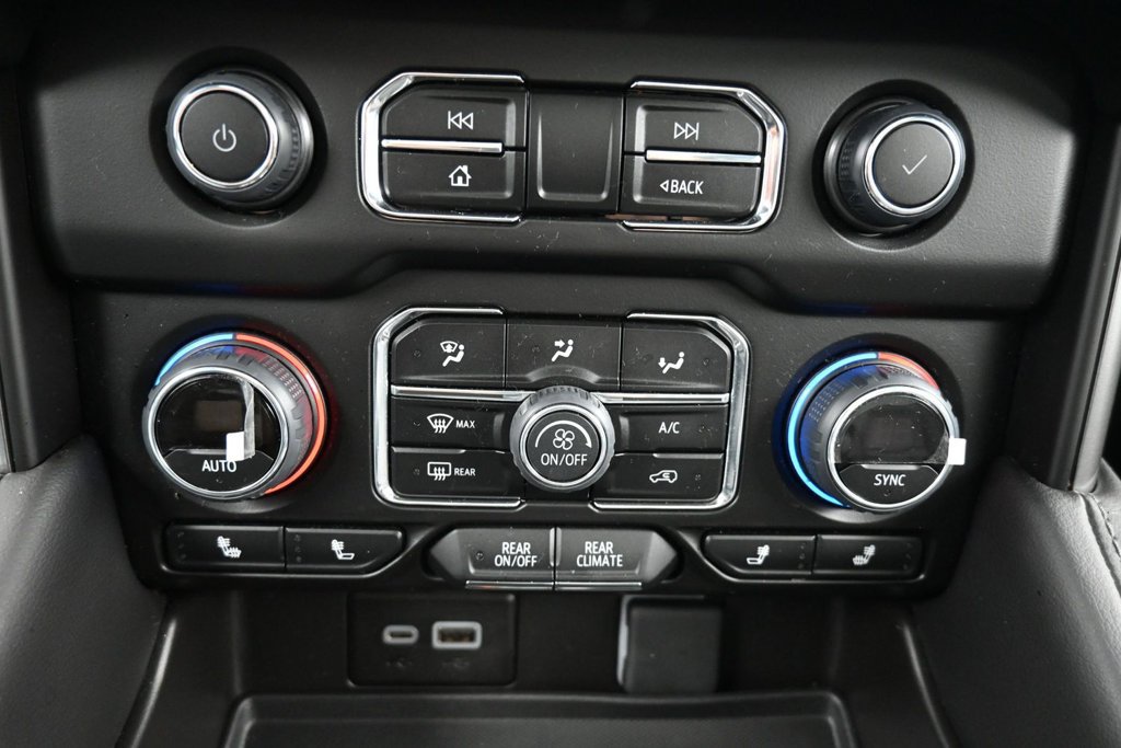 Used 2024 Chevrolet Suburban Z71 w/ Luxury Package AWD/4WD image 17
