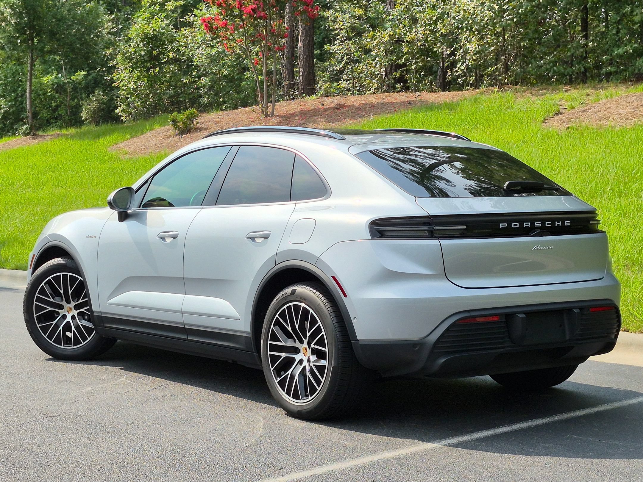 Certified 2025 Porsche Macan Electric RWD image 3