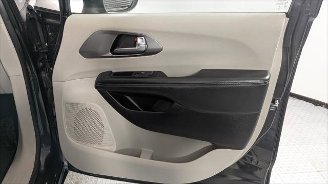 Used 2023 Chrysler Pacifica Touring-L FWD image 22