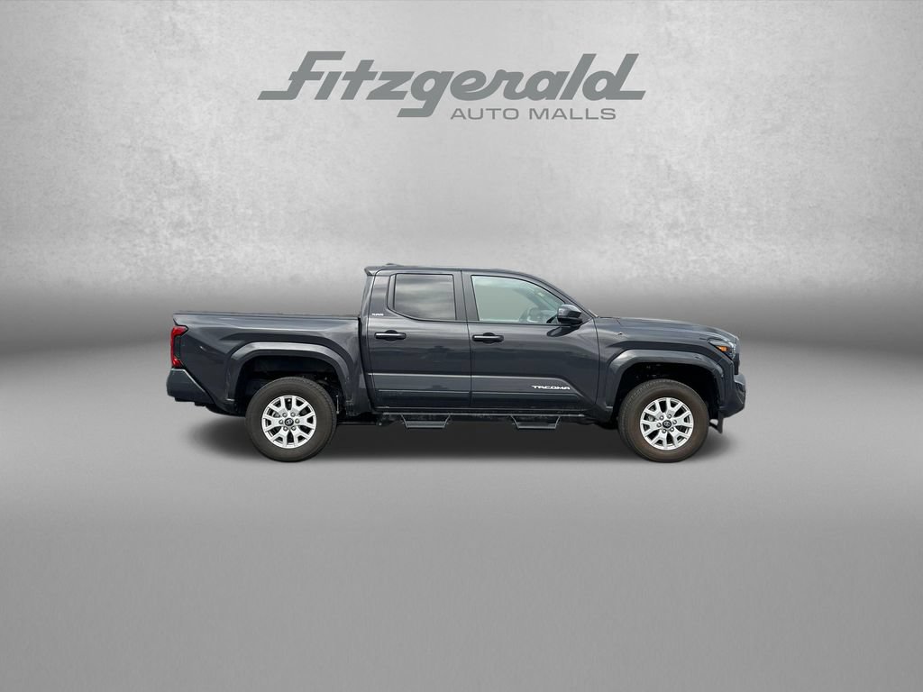 Used 2025 Toyota Tacoma SR5 AWD/4WD image 9